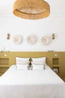 Chambre à coucher moderne avec mur de tête de lit intégré