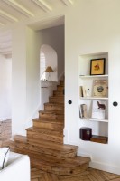 Escalier en bois et murs peints en blanc