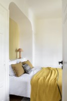 Chambre à coucher moderne avec alcôve voûtée autour de la tête de lit