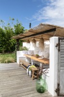 Coin salon et salle à manger ombragé sur terrasse en bois