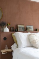 Walll et tête de lit peints en marron dans une chambre moderne