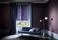 Chambre violet foncé avec rideau et store romain