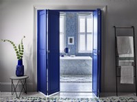 Salle de bain attenante avec portes de séparation aux volets bleus