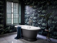 Salle de bains luxueuse avec papier peint à motifs et volets verts fissurés