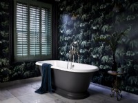 Salle de bain luxueuse avec papier peint à motifs et volets verts