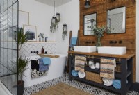 Salle de bain avec boiseries derrière double vasque, carrelage métro blanc et douche à l'italienne.