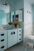 Salle de bain moderne aux couleurs bleues et blanches.