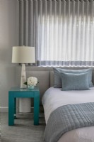 Chambre à coucher moderne en bleu et blanc.