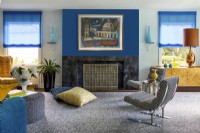 Mobilier de salon dans les couleurs bleu, or et gris.