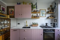 Cuisine moderne avec armoires rose foncé