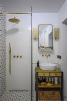 Salle de bain rétro aux décorations dorées