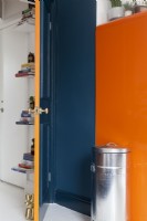Porte intérieure peinte en orange et bleu
