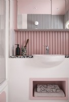 Salle de bain contemporaine avec des détails roses.