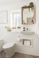 Salle de bain moderne en carrelage blanc