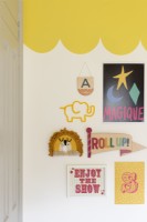 Détail du mur de la galerie dans une chambre d'enfant avec plafond peint festonné jaune