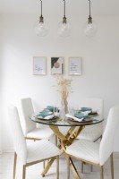 Table à manger en laiton et verre avec chaises de salle à manger rembourrées blanches