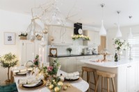 Table à manger pour Noël dans une cuisine-salle à manger ouverte