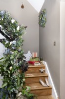 Escalier en bois avec rampe décorée pour Noël avec feuillage naturel