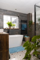 Salle de bain lambrissée marron moderne avec carrelage à motifs