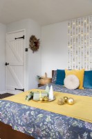 Chambre à coucher campagnarde avec porte de style cottage blanc