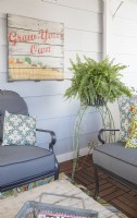 Détail de la peinture sur palette et du support de plante vintage dans le relooking du porche 3 saisons