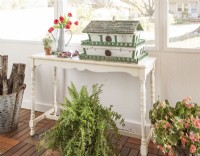 Table console et nichoir vintage repeints dans la métamorphose du porche 3 saisons