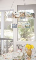 Lustre de carte postale vintage sur une table peinte dans une métamorphose de porche 3 saisons