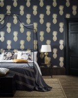 Chambre moderne avec lit à baldaquin et papier peint ananas