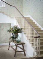 Escalier géorgien classique avec murs tapissés