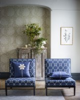 Chaises à motifs bleus devant une alcôve voûtée tapissée