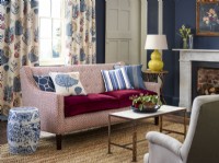 Canapé et coussins dans le salon avec rideaux à motifs