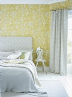 Chambre avec papier peint jaune