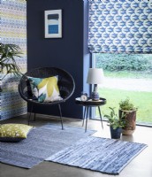 Chambre moderne avec store romain à motifs bleus