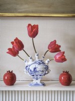 Vase bleu et blanc avec tulipes rouges