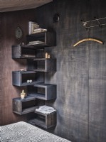 Étagère d'angle en bois noir dans une chambre moderne