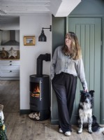 Portrait d'Amanda Burnside avec chien de compagnie