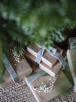 Détail des cadeaux et de l'arbre de Noël de style nordique