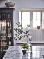 Détail de vase sur plan de travail de cuisine en marbre