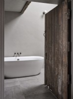 Salle de bain de style grange du milieu du siècle
