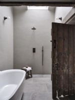 Salle de bain de style grange du milieu du siècle