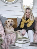 Portrait de la propriétaire Tracey Gill sur le porche avec chien de compagnie
