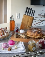 Maison de campagne au Danemark. Période de Pâques dans la cuisine.