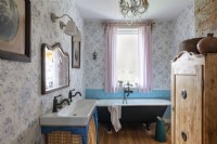 Salle de bain dans une ancienne maison de campagne
