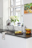 Détail cuisine minimale dans un appartement moderne à Londres
