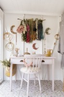 Salle d'artisanat de fleurs séchées avec un bureau et une chaise peints recyclés
