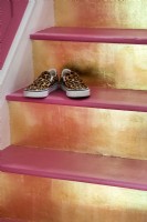 Chaussures sur les escaliers de couleur