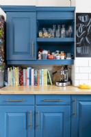 Armoires de cuisine repeintes en bleu et placard mural avec étagère ouverte