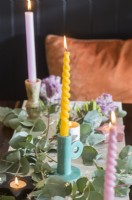 Détail de bougies de couleur pastel sur table à manger