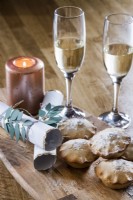 Détail de petits pâtés en croûte, champagne et biscuits de Noël