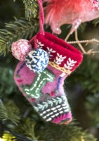 Détail de la décoration de l'arbre de Noël tricoté